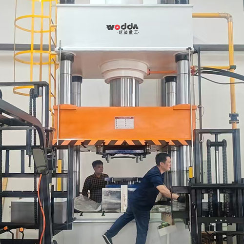 630噸汽車發(fā)動機護板成型液壓機