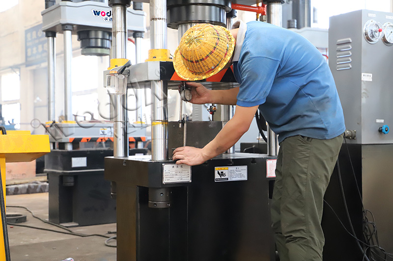 液壓機(jī)的精度 工作臺(tái)平行度檢測(cè)