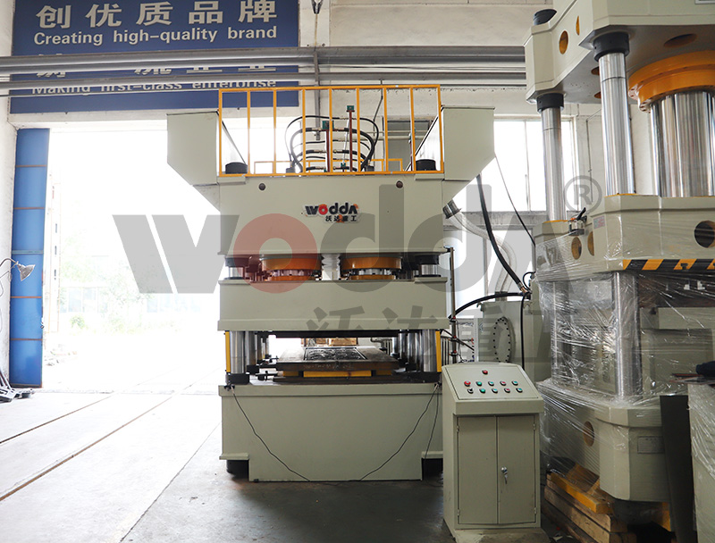 2000噸液壓機(jī) 2000噸液壓機(jī)