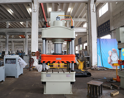 四柱液壓機(jī) 四柱液壓機(jī)