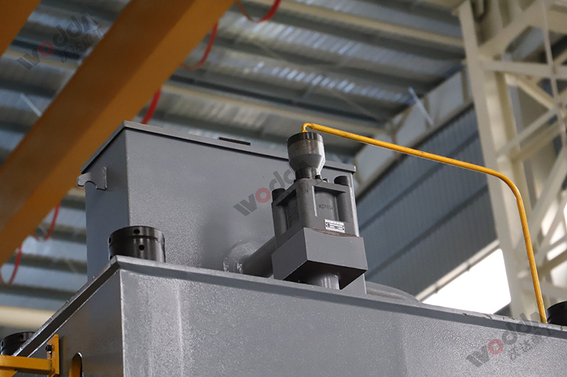 四柱液壓機(jī)如何選擇合適的液壓油？有哪些型號？