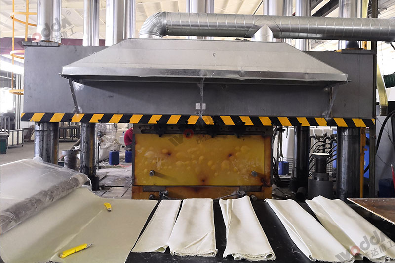 生產(chǎn)2立方玻璃鋼化糞池設(shè)備_2000噸四柱液壓機_液壓機廠家 生產(chǎn)2立方玻璃鋼化糞池設(shè)備_2000噸四柱液壓機_液壓機廠家