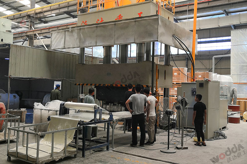 生產(chǎn)2立方玻璃鋼化糞池設(shè)備_2000噸四柱液壓機_液壓機廠家 生產(chǎn)2立方玻璃鋼化糞池設(shè)備_2000噸四柱液壓機_液壓機廠家