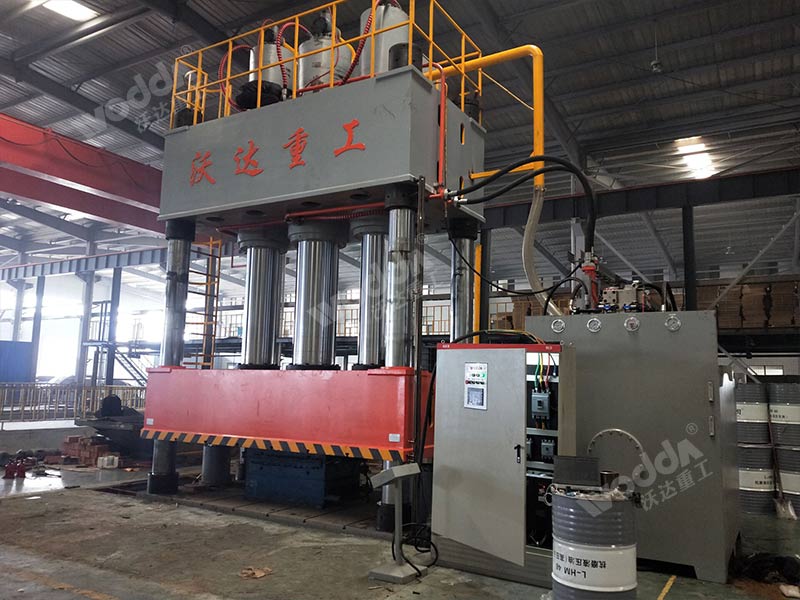 2000噸SMC汽車(chē)配件模壓液壓機(jī) 2000噸SMC汽車(chē)配件模壓液壓機(jī)