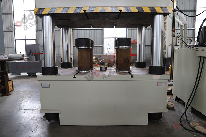 塑料托盤(pán)生產(chǎn)設(shè)備機(jī)器-800噸四柱液壓機(jī) 塑料托盤(pán)生產(chǎn)設(shè)備機(jī)器-800噸四柱液壓機(jī)