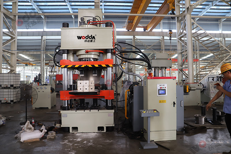 500噸牛羊舔鹽磚機(jī) 500噸牛羊舔鹽磚機(jī)