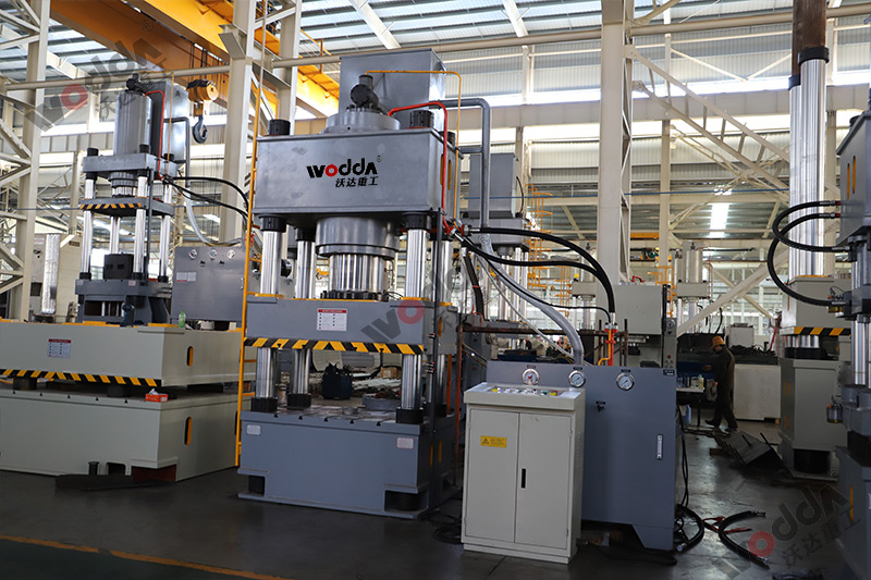 630噸四柱液壓機(jī) 630噸四柱液壓機(jī)