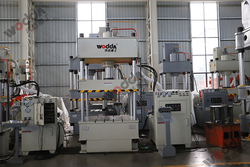 四柱液壓機(jī) 四柱液壓機(jī)