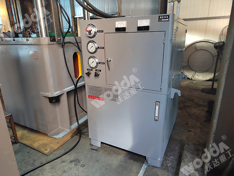 200噸石墨粉末成型液壓機(jī) 200噸石墨粉末成型液壓機(jī)