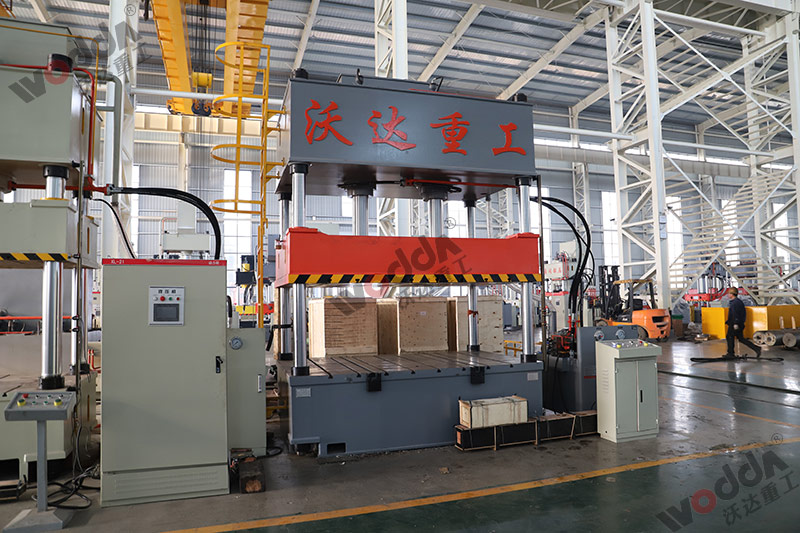 200噸汽車(chē)門(mén)板成型機(jī) 200噸汽車(chē)門(mén)板成型機(jī)