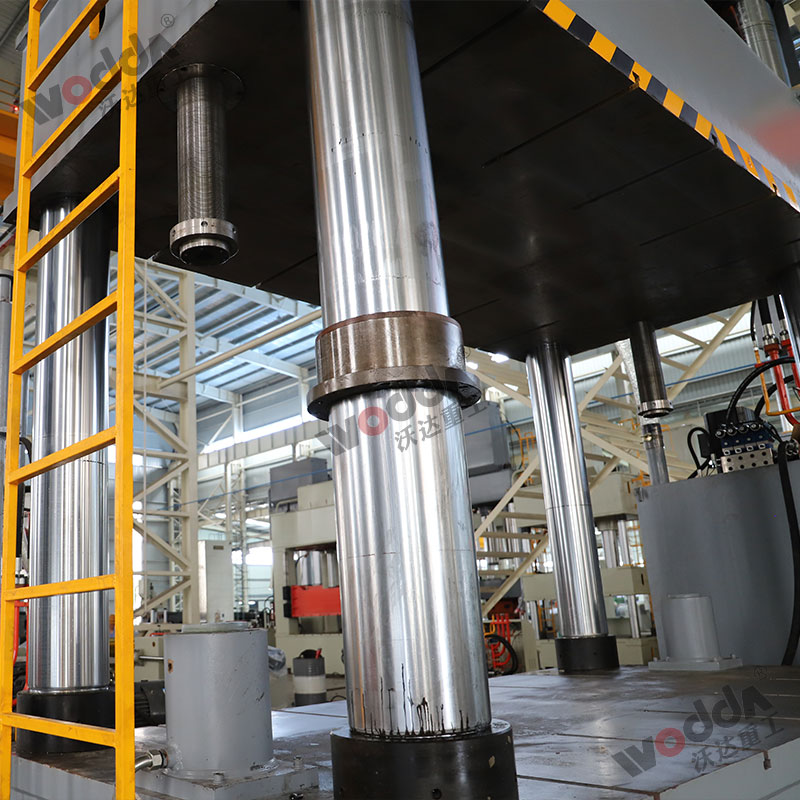 1500噸復(fù)合材料液壓機細節(jié) 1500噸復(fù)合材料液壓機細節(jié)