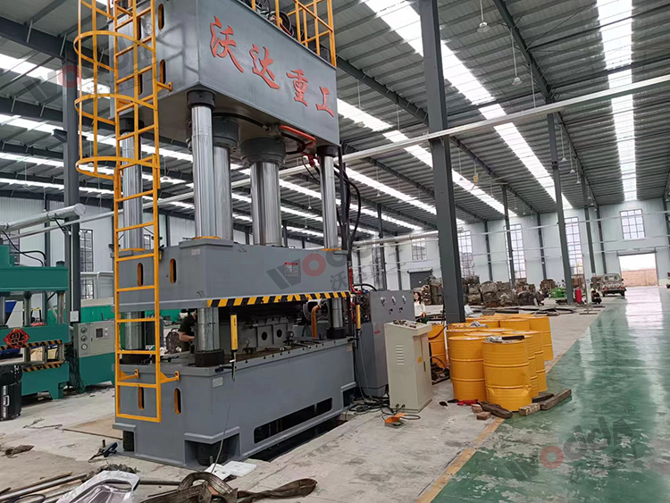 800噸汽車配件液壓機客戶現(xiàn)場 800噸汽車配件液壓機客戶現(xiàn)場