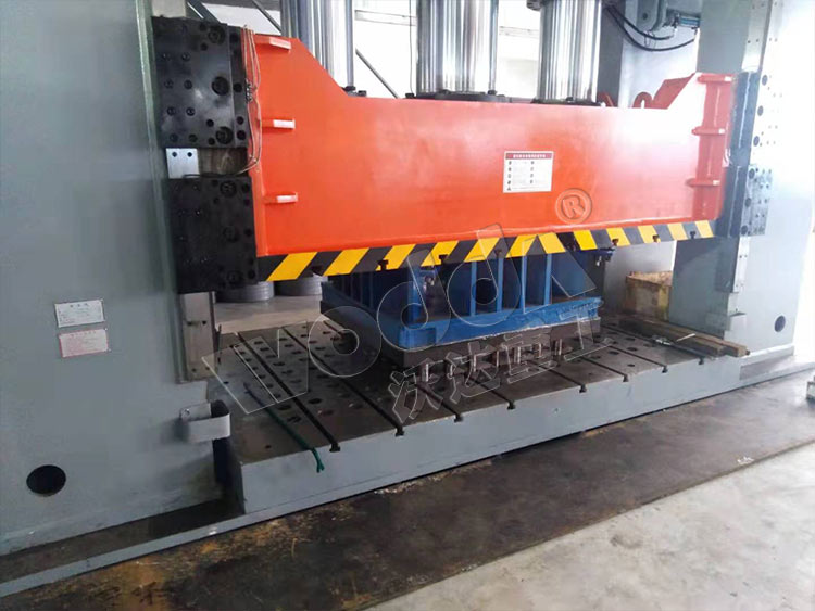 1000噸框架式液壓機(jī)拉伸金屬薄板 1000噸框架式液壓機(jī)拉伸金屬薄板