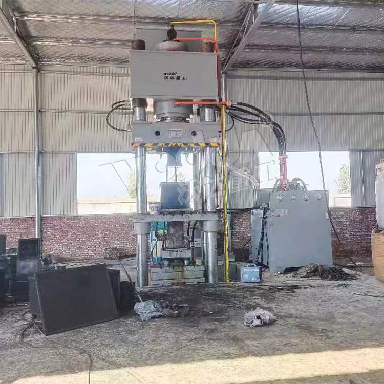 800噸石墨匣缽液壓機客戶現(xiàn)場 800噸石墨匣缽液壓機客戶現(xiàn)場