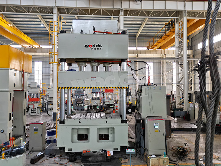 1000噸汽車配件拉伸液壓機(jī) 1000噸汽車配件拉伸液壓機(jī)