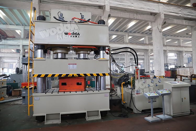 800噸雙缸四柱液壓機(jī) 800噸雙缸四柱液壓機(jī)