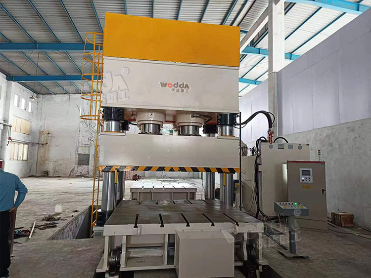 3000噸四柱液壓機(jī) 3000噸四柱液壓機(jī)