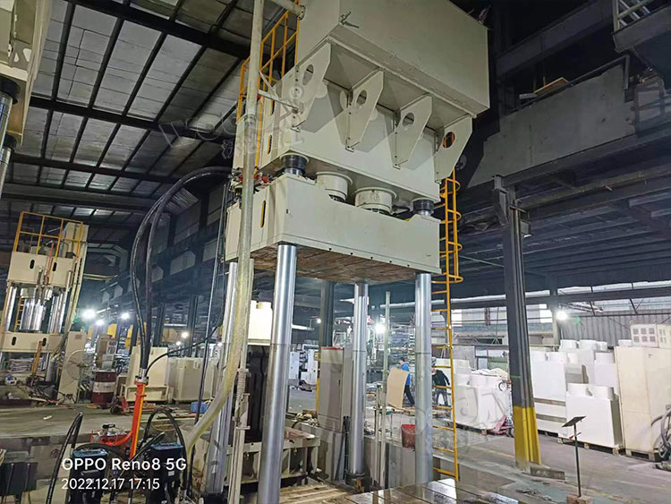 1500噸復(fù)合材料成型液壓機.jpg 1500噸復(fù)合材料成型液壓機.jpg