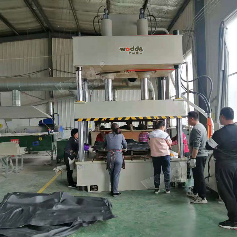 200噸汽車腳墊熱壓成型液壓機(jī) 200噸汽車腳墊熱壓成型液壓機(jī)