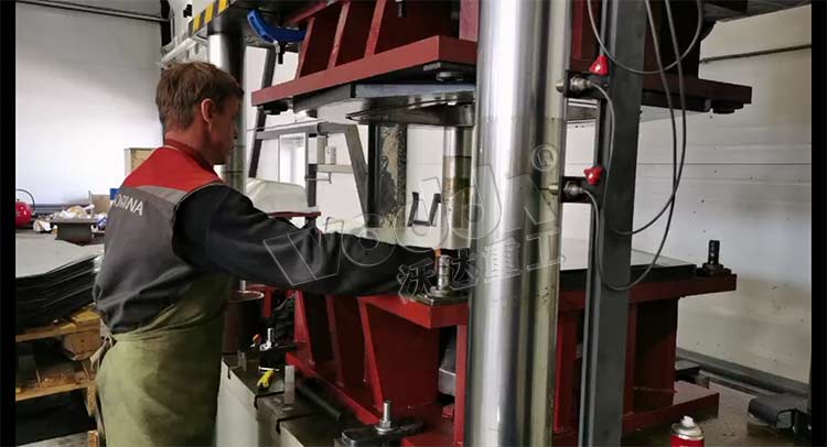 四柱液壓機(jī)拉伸灰斗車成型 四柱液壓機(jī)拉伸灰斗車成型