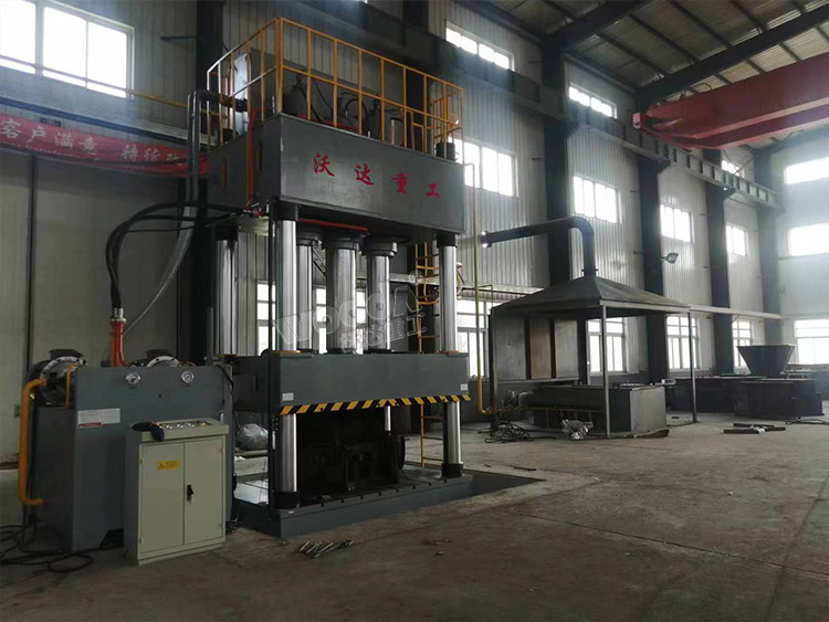 1000噸四柱液壓機(jī)客戶現(xiàn)場 1000噸四柱液壓機(jī)客戶現(xiàn)場