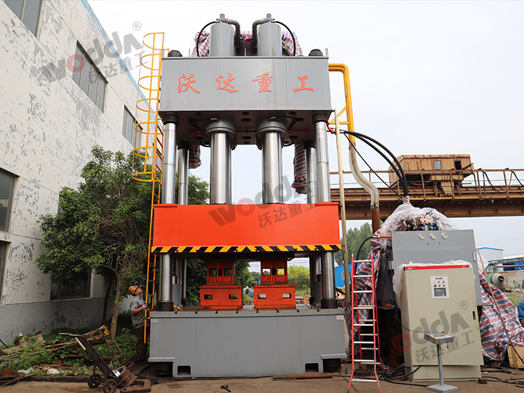 2000噸四柱液壓機(jī) 2000噸四柱液壓機(jī)