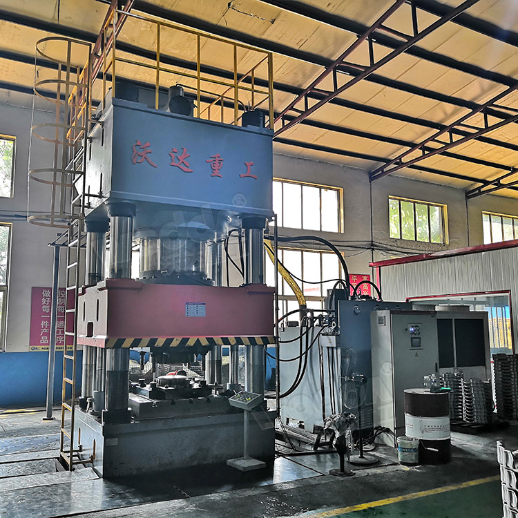 2000噸三梁四柱液壓機 2000噸三梁四柱液壓機