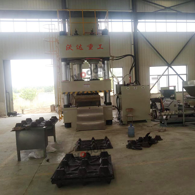 800噸塑料托盤成型液壓機(jī)客戶現(xiàn)場 800噸塑料托盤成型液壓機(jī)客戶現(xiàn)場