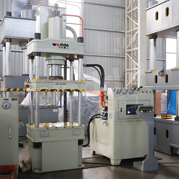 1000噸三梁四柱液壓機(jī) 1000噸三梁四柱液壓機(jī)