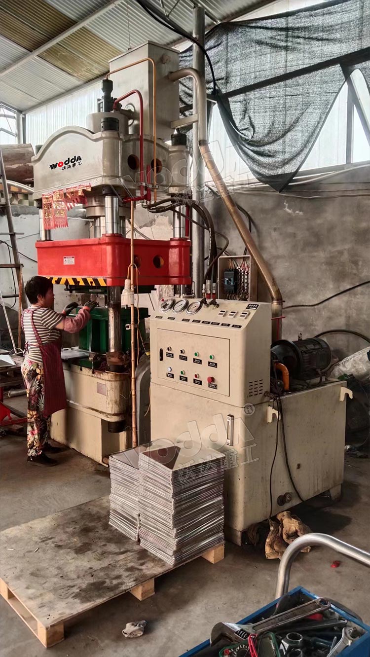 200不銹鋼拉伸液壓機(jī)客戶現(xiàn)場 200不銹鋼拉伸液壓機(jī)客戶現(xiàn)場