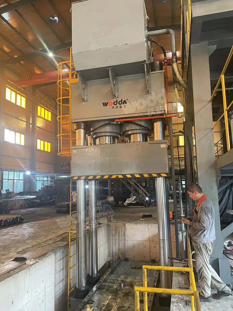 2000噸坩堝液壓機現(xiàn)場 2000噸坩堝液壓機現(xiàn)場