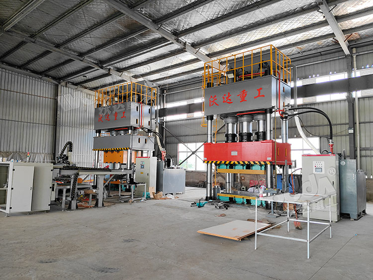 1500噸四柱液壓機(jī)模壓SMC汽車(chē)擋風(fēng)板 1500噸四柱液壓機(jī)模壓SMC汽車(chē)擋風(fēng)板