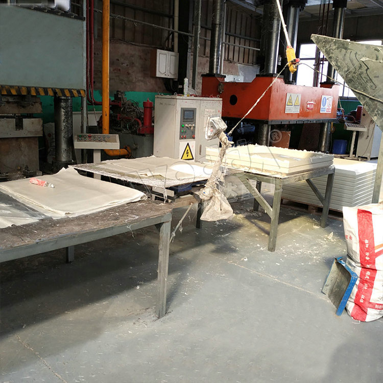 玻璃鋼水箱成型液壓機(jī)現(xiàn)場(chǎng) 玻璃鋼水箱成型液壓機(jī)現(xiàn)場(chǎng)