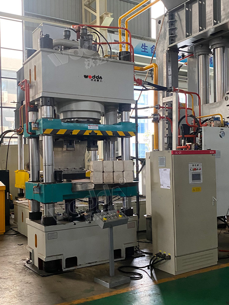 牛羊舔磚液壓機(jī)按需定制 牛羊舔磚液壓機(jī)按需定制