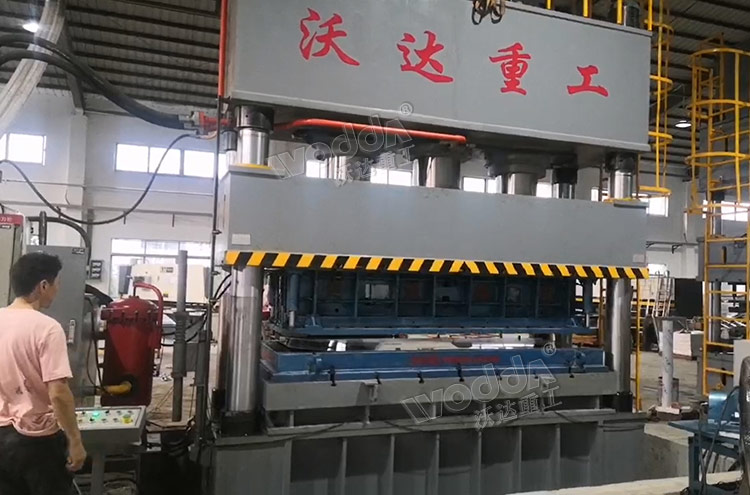 1250噸不銹鋼水箱板液壓機客戶現(xiàn)場 1250噸不銹鋼水箱板液壓機客戶現(xiàn)場