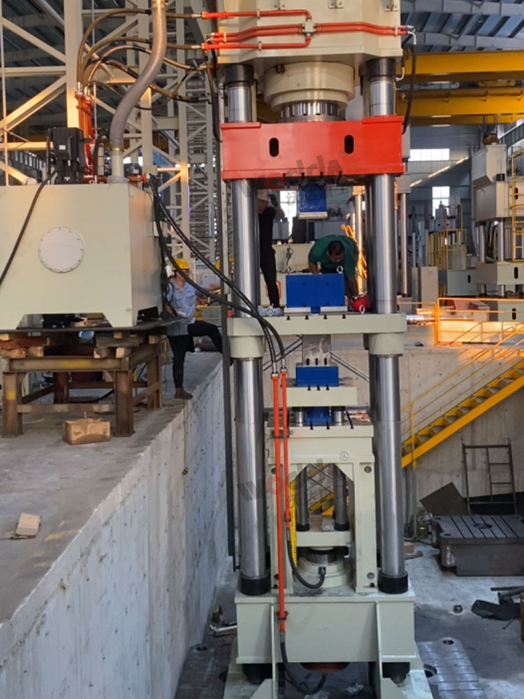 莫來(lái)石匣缽液壓機(jī)車間試機(jī) 莫來(lái)石匣缽液壓機(jī)車間試機(jī)