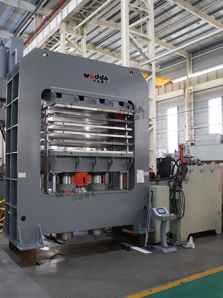 400噸復(fù)合板材多層熱壓機(jī)車間實(shí)拍 400噸復(fù)合板材多層熱壓機(jī)車間實(shí)拍