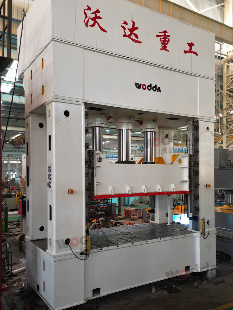 630噸框架式液壓機(jī)車間試機(jī) 630噸框架式液壓機(jī)車間試機(jī)