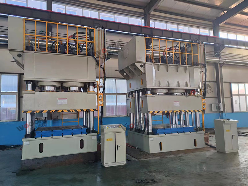 2500噸聚丙烯壓濾板成型液壓機現(xiàn)場.jpg 2500噸聚丙烯壓濾板成型液壓機現(xiàn)場.jpg