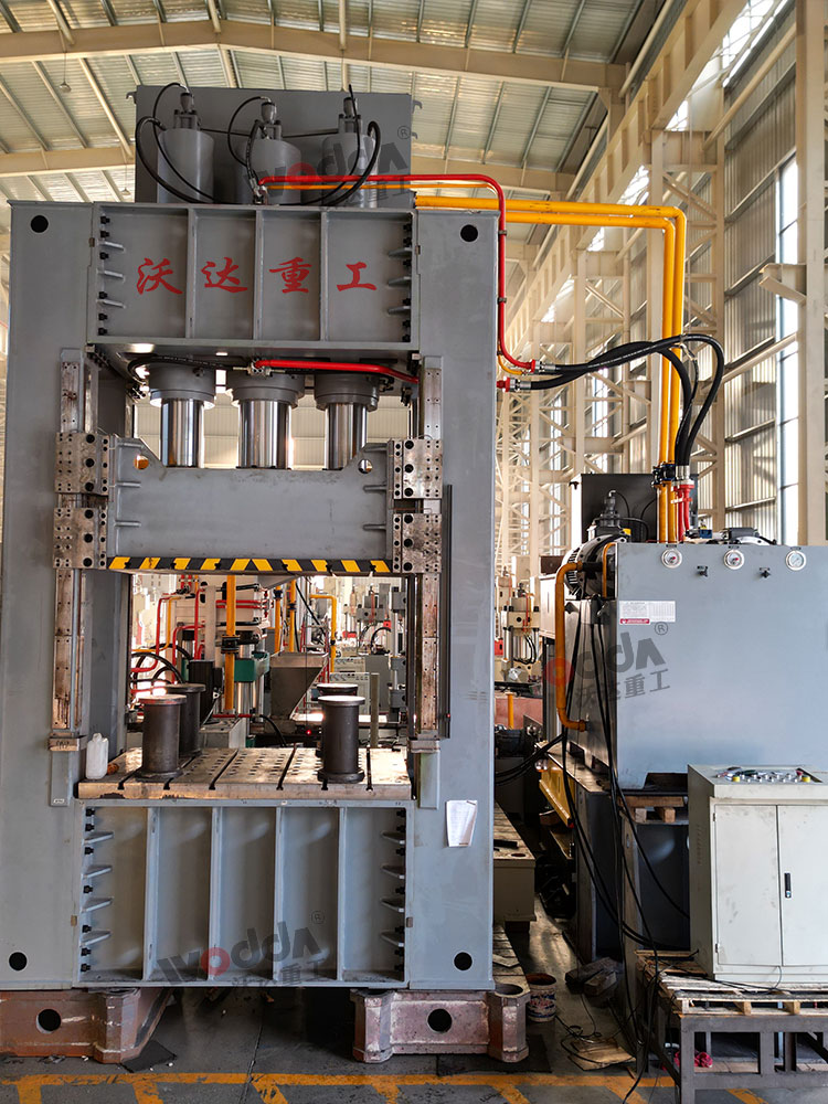 800噸框架式液壓機車間展示 800噸框架式液壓機車間展示