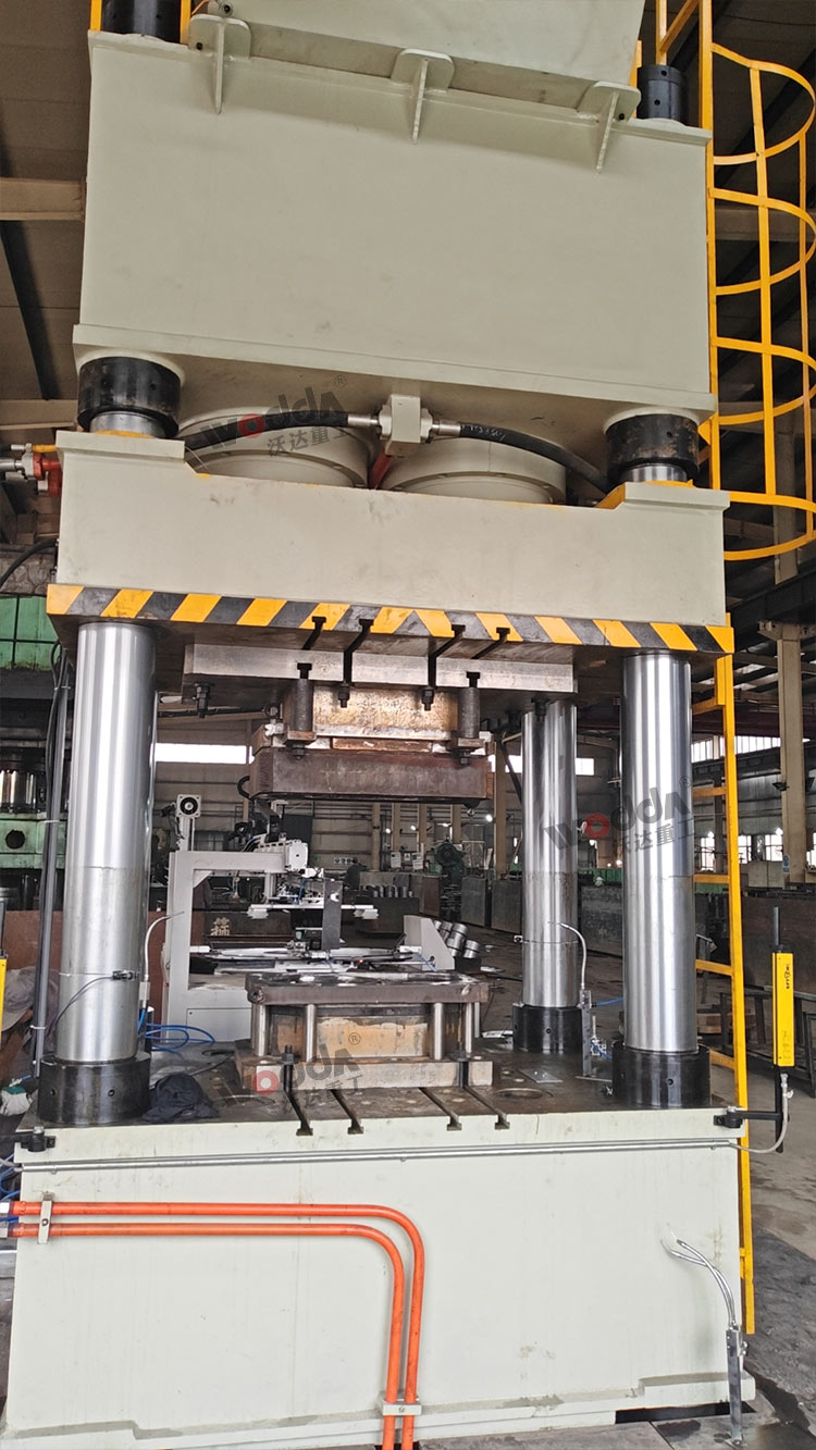 630噸四柱液壓機(jī)沖壓金屬板材現(xiàn)場(chǎng) 630噸四柱液壓機(jī)沖壓金屬板材現(xiàn)場(chǎng)