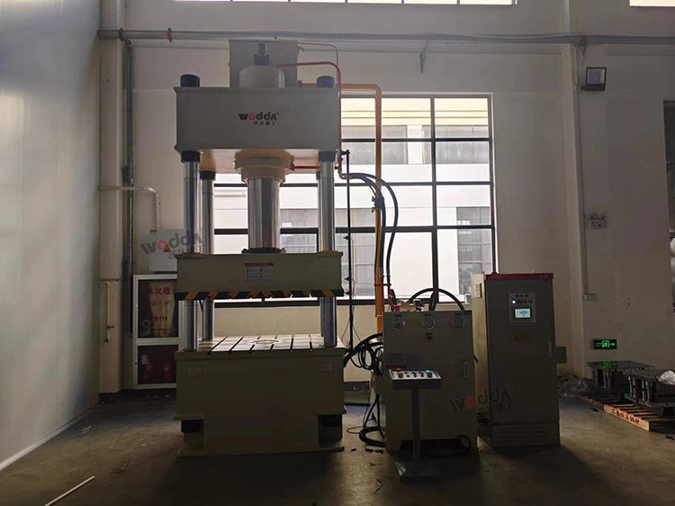 315噸四柱液壓機(jī)安裝完成 315噸四柱液壓機(jī)安裝完成