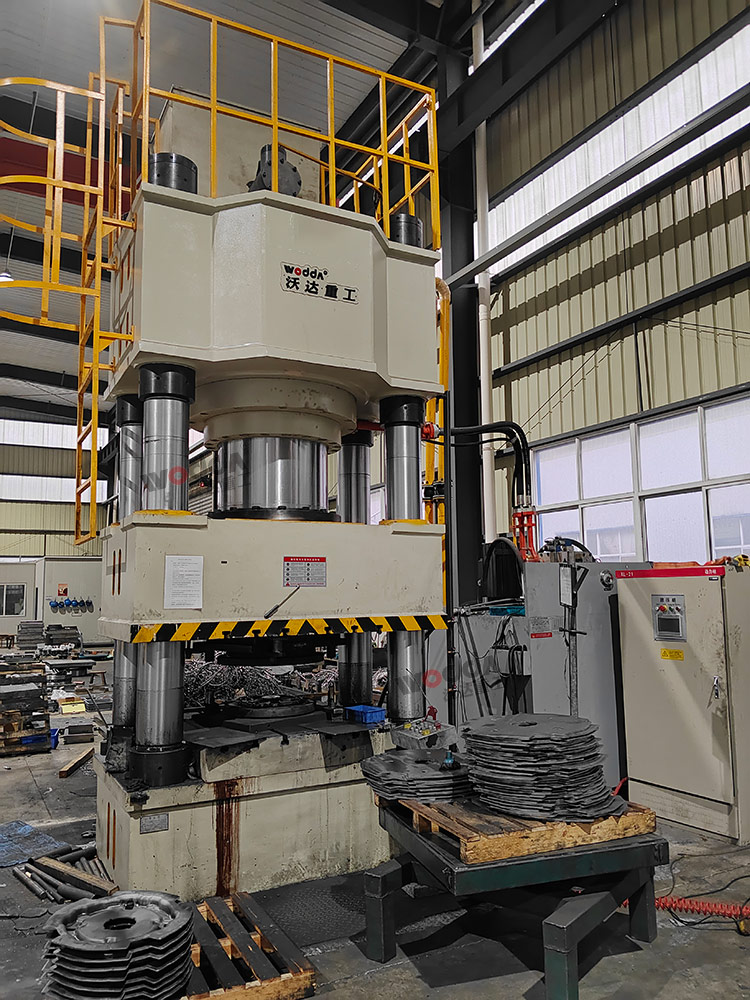 1000噸三梁四柱液壓機客戶車間現(xiàn)場 1000噸三梁四柱液壓機客戶車間現(xiàn)場