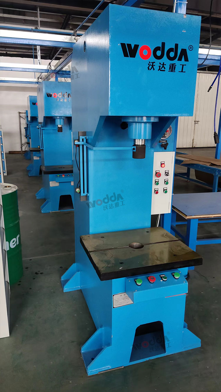 單柱液壓機(jī)客戶車間 單柱液壓機(jī)客戶車間