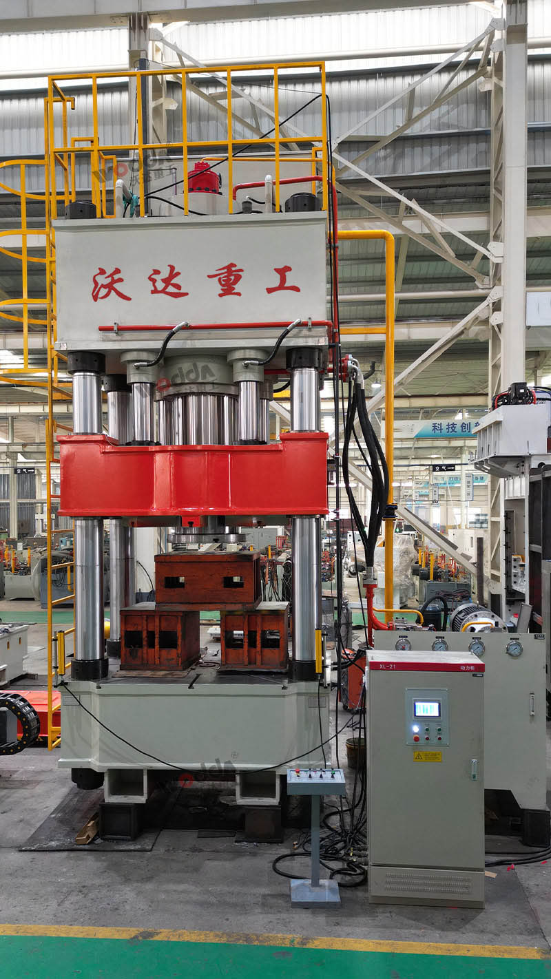 800噸封頭拉伸液壓機(jī)車間實(shí)物 800噸封頭拉伸液壓機(jī)車間實(shí)物