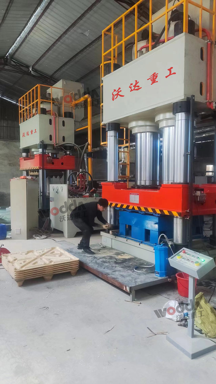 1250噸四柱液壓機(jī)客戶現(xiàn)場 1250噸四柱液壓機(jī)客戶現(xiàn)場