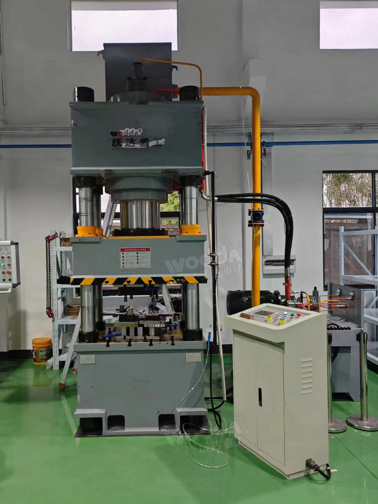 400噸新能源汽車零部件成型液壓機客戶現(xiàn)場 400噸新能源汽車零部件成型液壓機客戶現(xiàn)場