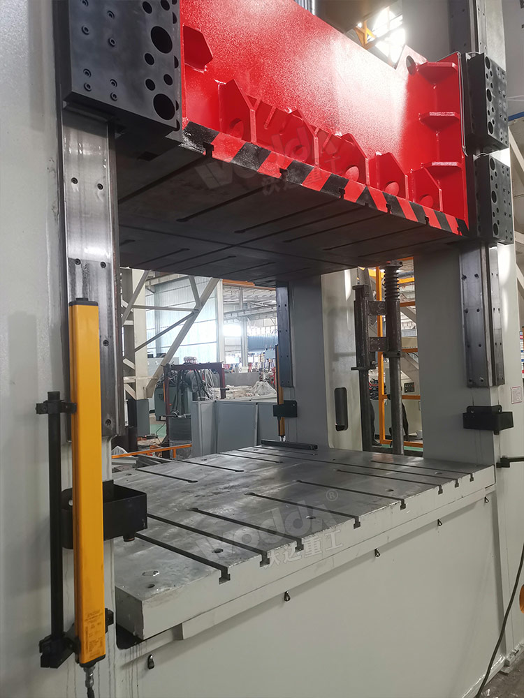 800噸框架式液壓機(jī)細(xì)節(jié) 800噸框架式液壓機(jī)細(xì)節(jié)