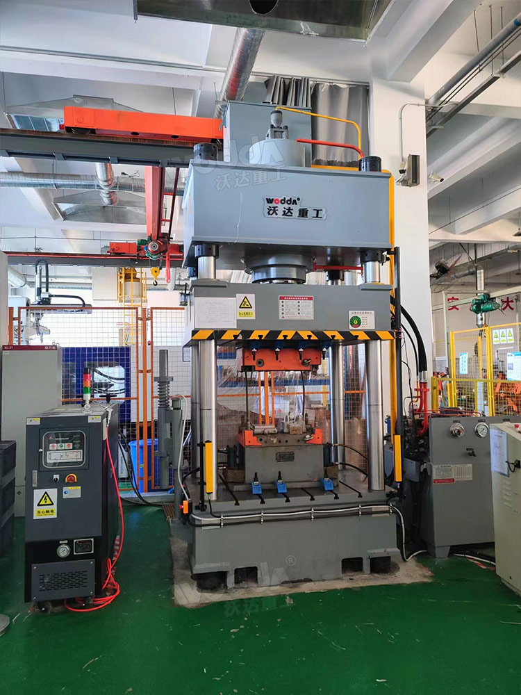 315噸四柱液壓機(jī)客戶現(xiàn)場(chǎng) 315噸四柱液壓機(jī)客戶現(xiàn)場(chǎng)