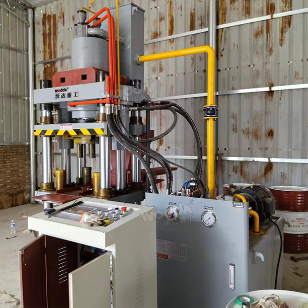 150噸四梁四柱液壓機安裝完成 150噸四梁四柱液壓機安裝完成